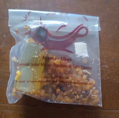 Olio e reliquia di San Charbel