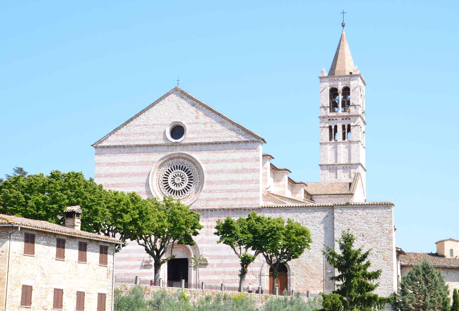 Esterno Basilica di Santa Chiara