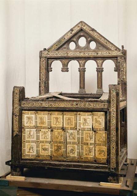 Copia della cattedra di San Pietro di legno