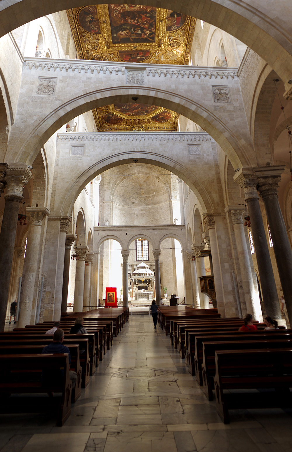 Interno Basilica di San Nicola