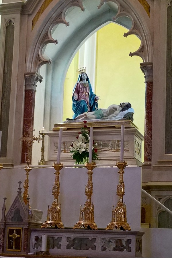 L'altare maggiore Maria Addolorata di Castelpetroso