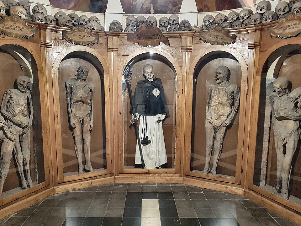 Mummie all'interno della chiesa dei Morti Urbania