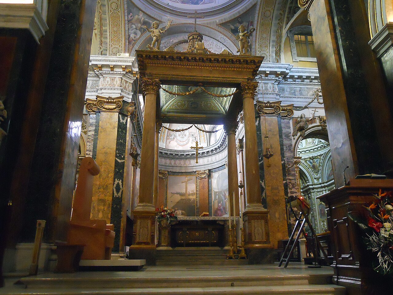 Il presbiterio con le spoglie di Santa Barbara